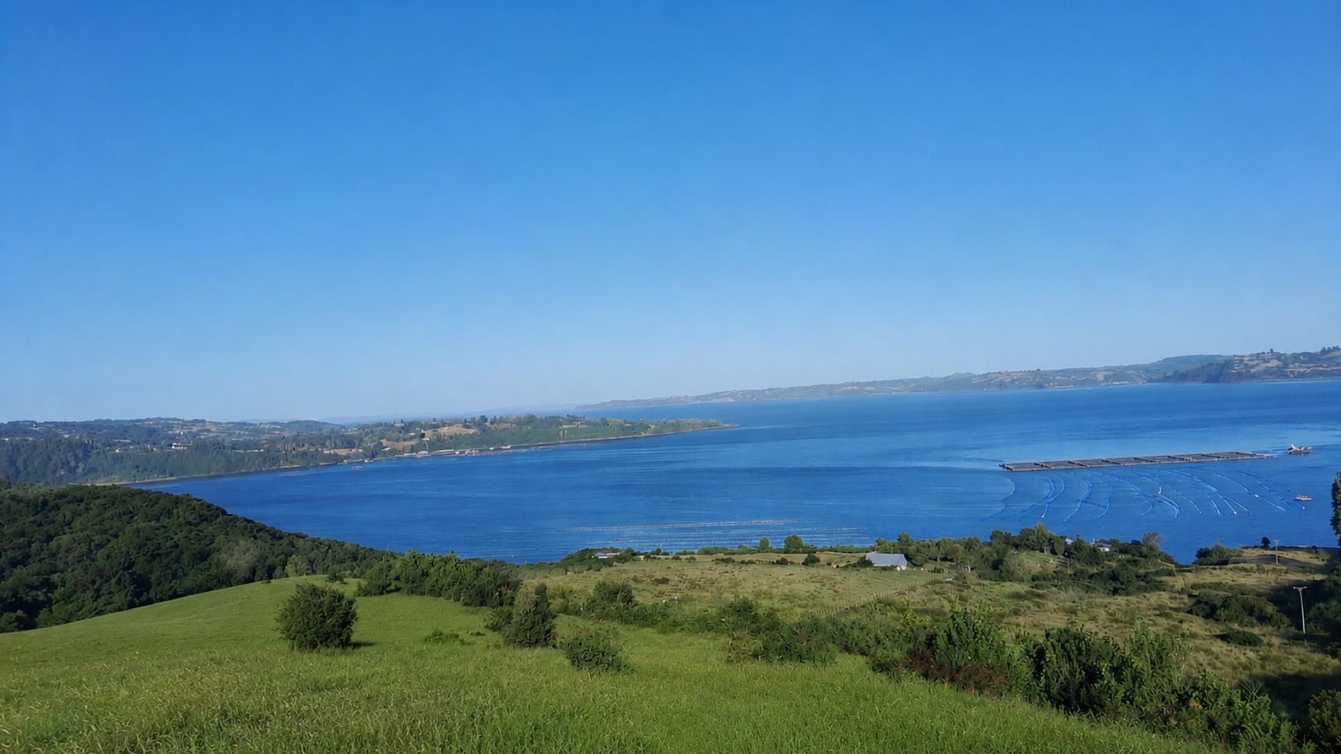 Vista al mar interior desde Bahía Alta